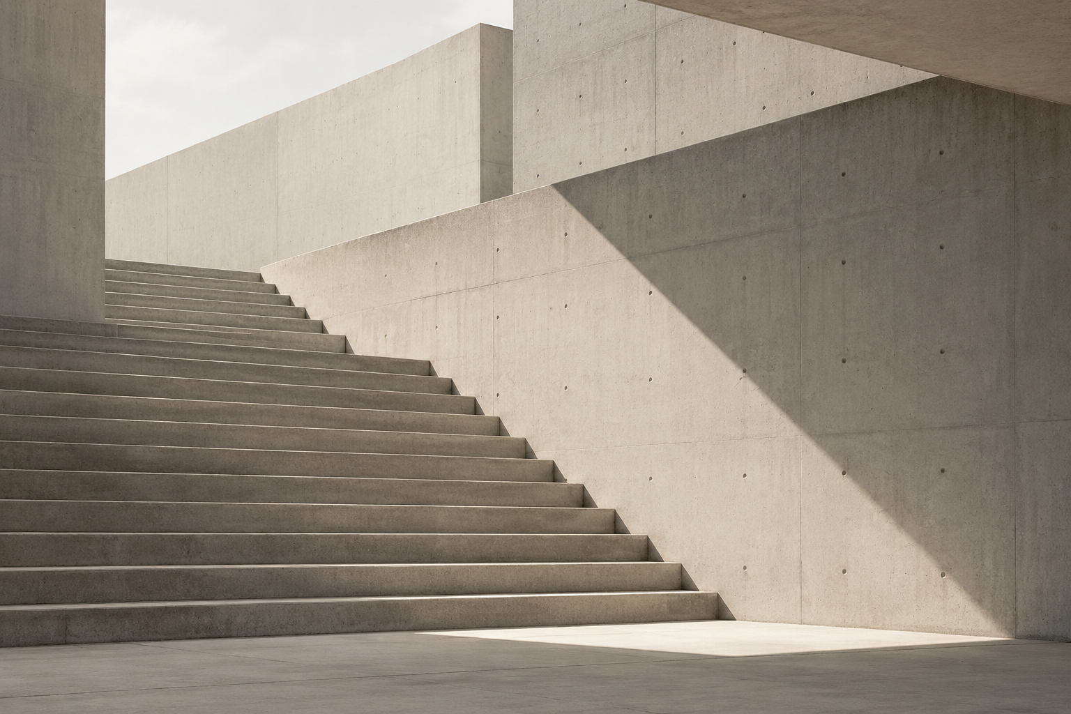 Escadaria de concreto em perspectiva, iluminada pelo sol
